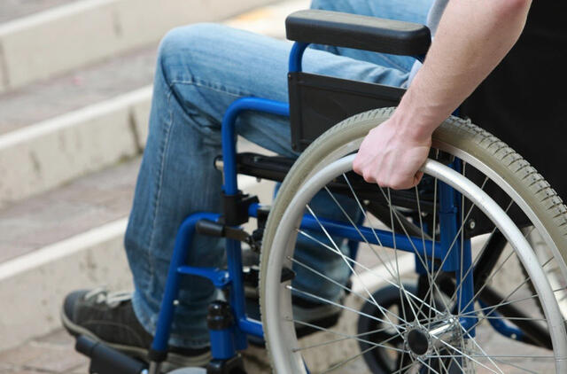 Britų pora dėl pašalpos vertė sveiką vaiką ketverius metus naudotis neįgaliojo vežimėliu 