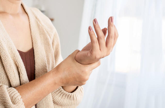 Nutirpo rankos pirštai? Tai įspėjimas apie skausmingą ligą – vėliau bus tik blogiau