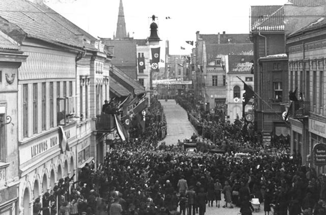 1939 m. kovo 23 d. Miestiečiai pasitinka Biržos gatve atvirame automobilyje į Teatro aikštę vykstantį Adolfą Hitlerį. Ericho KUSSAU nuotrauka. MLIM rinkinys.