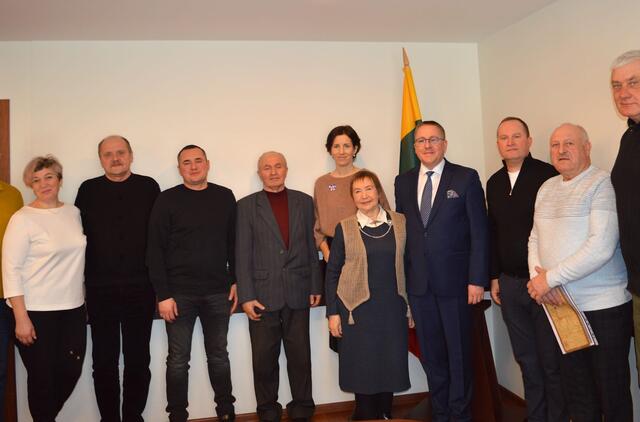 PALANGA. Darbėnų gyventojai pagalbos kovojant prieš naujos chemijos gamyklos statybą atvyko prašyti Palangos mero Šarūno Vaitkaus. Šarūno Vaitkaus „Facebook“ nuotr.