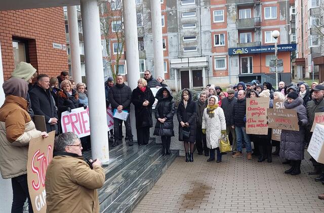 Tarybai svarstant klausimą dėl gamyklos prie savivaldybės gyventojai surengė piketą.  „Facebook“ (A. Kalnius) nuotr.