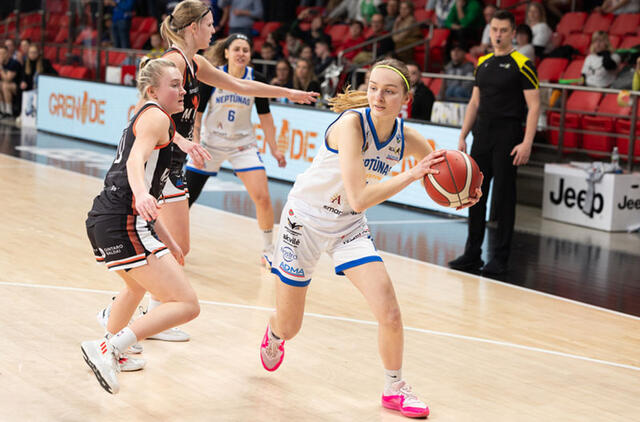 PAJŪRIO DERBIS. Baltijos moterų krepšinio lygos pusfinalyje susikirs dviejų Klaipėdos moterų krepšinio komandų - „Neptūno-Amberton“ ir LCC tarptautinio universiteto - keliai. Šios komandos šiemet jau kovėsi dėl Karalienės taurės trofėjaus. Sauliaus ČIRBOS nuotr.