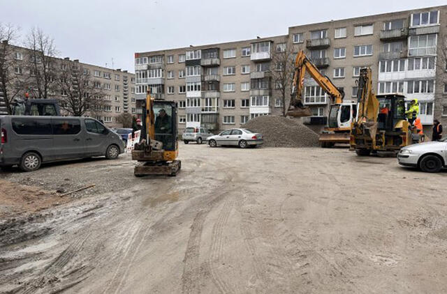 AIKŠTELĖS. Klaipėdos savivaldybė miesto daugiabučių kiemuose per artimiausius kelerius metus planuoja įrengti tūkstančius naujų stovėjimo vietų automobiliams. KMS nuotr.