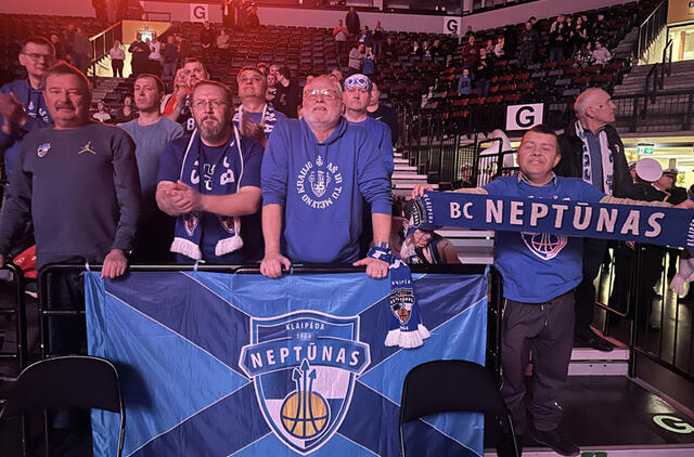 SIRGALIAI. „Neptūno“ sirgaliai džiaugiasi, kad neptūniečiai per pastarąsias „Betsafe-LKL“ čempionato rungtynes iškovojo tris paeiliui pergales, ir tikisi, kad čempionato finišas teiks dar daugiau gerų emocijų. Klaipėdiečiai yra išsiilgę ir tarptautinių varžybų - jau kelerius metus „Neptūnas“ nerungtyniauja jokiame Europos lygio turnyre. Pauliaus MATULEVIČIAUS nuotr.