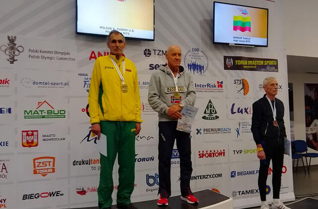 APDOVANOJIMAI. Klaipėdietis Vytautas Milius (dešinėje) kartu su norvegu Tudemu Ulfu Stephenu kilo ant pirmojo prizininkų pakylos laiptelio. Ernestos KARAŠKIENĖS nuotr.