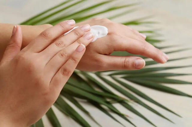 Vargina skilinėjanti rankų ir pėdų oda? 