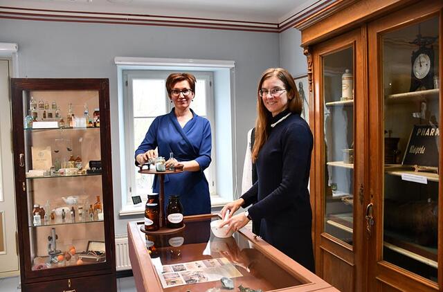 Į tikėjimų prietarais, keisčiausių preparatų laikus nukeliančios Šilutės Hugo Šojaus muziejaus parodos „Senosios vaistinės“ kuratorės Natalija Kučinskaja (kairėje) ir Asta Bartkevičiūtė.