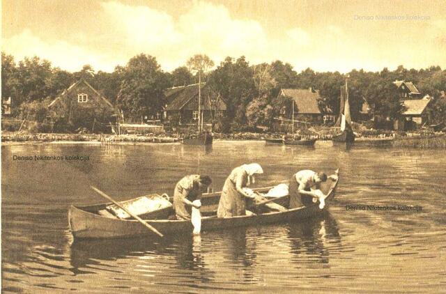 Kuršininkės skalbia mariose