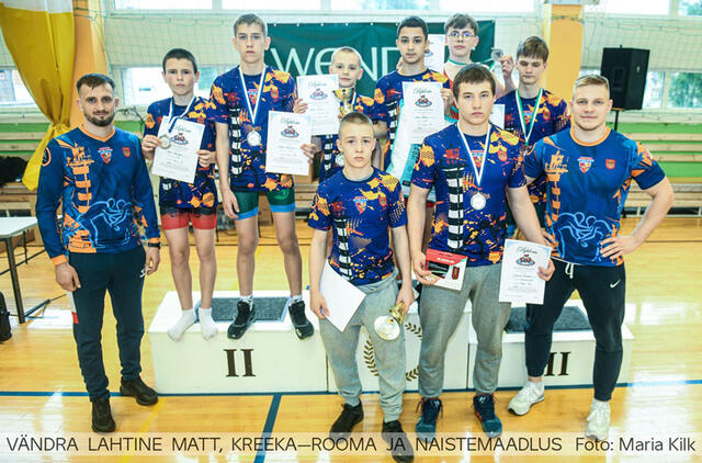 KLAIPĖDOS KOMANDA. Štai šie mūsų miesto imtynininkai į Klaipėdą iš Estijos grįžo su laurais. Organizatorių nuotr.