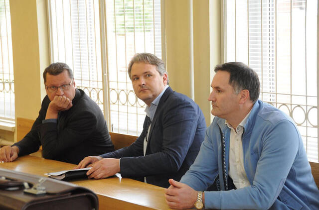 Į BELANGĘ. Bankroto administratorių Darių Daubarą ir jam talkinusį advokatą Tomą Puziną (centre) bei verslininką Andrejų Rybakovą (dešinėje) prašoma nuteisti realiomis laisvės atėmimo bausmėmis. Redakcijos archyvo nuotr.