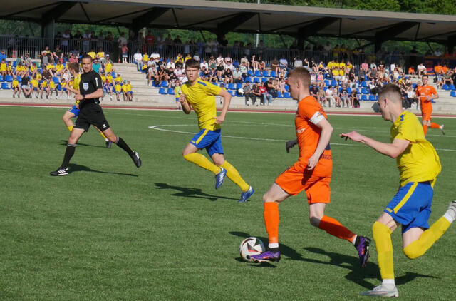 KLAIPĖDOJE Gargždų „Banga“ žengė į LFF taurės ketvirtfinalio etapą ir lieka tik per tris žingsnius nuo titulo. Tiesa, gargždiškiams tai nebuvo lengvas pasivaikščiojimas. Klaipėdos FM nuotr.