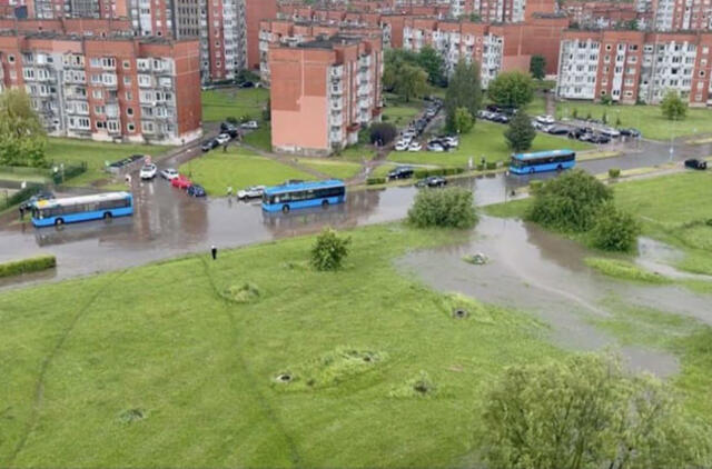 POTVYNIS. Antradienio pavakarę Klaipėdos pietinę dalį užgriuvusi smarki liūtis patvindė dalį gatvių, paralyžiavo eismą. Potvynis atslūgo maždaug per pusvalandį. „Faceebook“ nuotr.