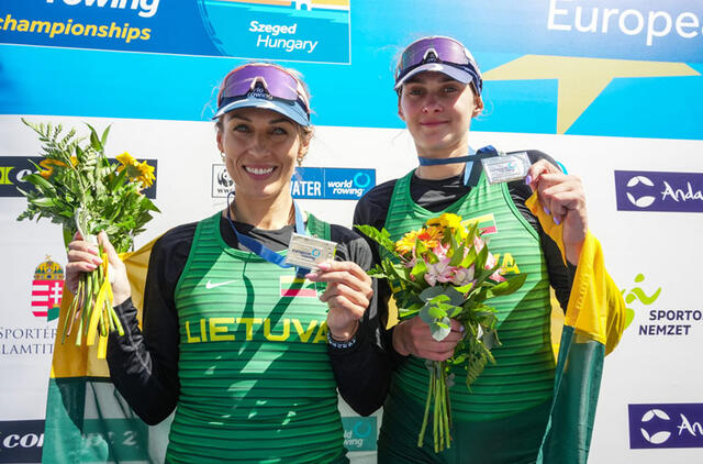 APDOVANOJIMAS. Dovilė Rimkutė (dešinėje) ir Donata Karalienė su Europos čempionato sidabro medaliais. Organizatorių nuotr.