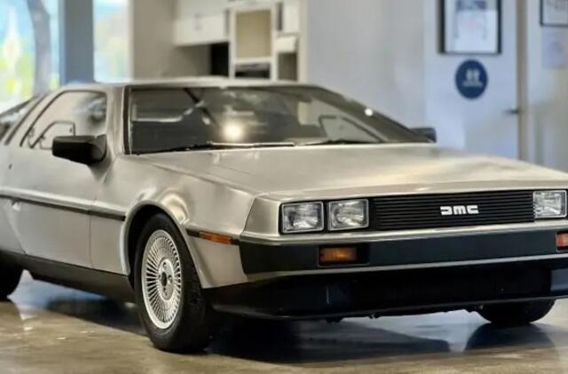 DeLorean DMC