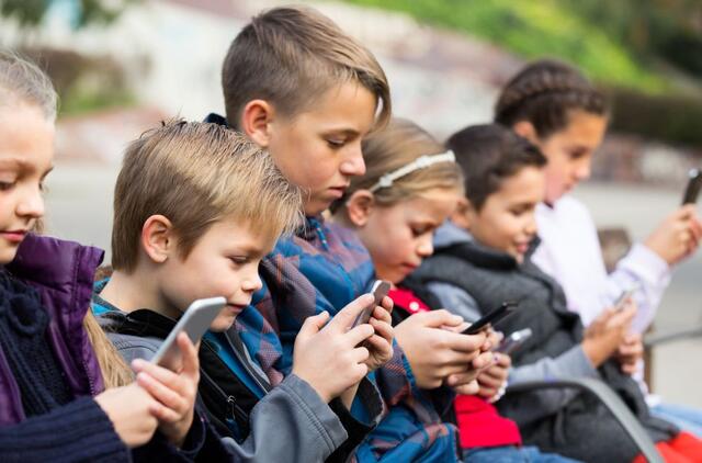 Vaikai su išmaniaisiais telefonais
