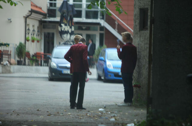 Rūkančius nepilnamečius gaudo prie mokyklų