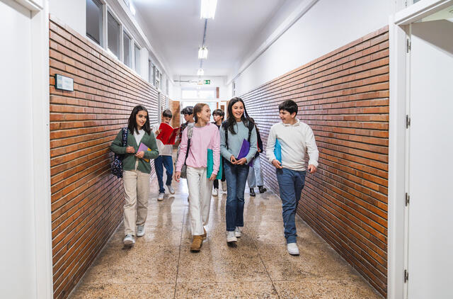 Mokyklose uždrausti mobilieji: mokiniai pagaliau bendrauja tarpusavyje