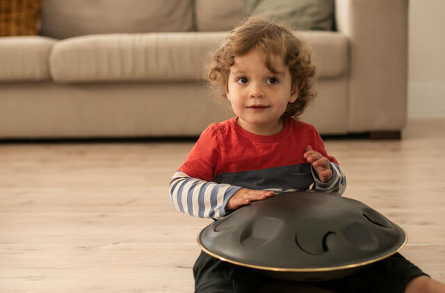 Moondrum shildren play