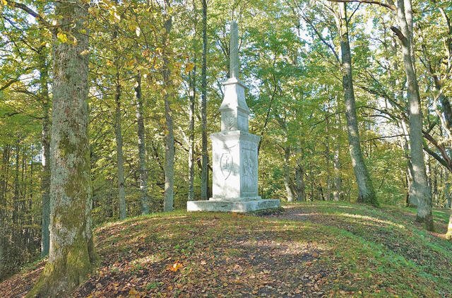 Skomantų piliakalnio obelisko paslaptys