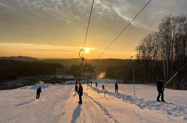 PRADĖJO SEZONĄ. Kol kas vienintelė Vakarų Lietuvoje slidinėjimo sezoną pradėjo Šilalėje esanti Aukštagirės kalno slidinėjimo trasa. Tikimasi, kad artimiausiu metu bus atidarytos ir arčiau Klaipėdos esančios Utrių kalno ir "Martos Kalns" slidinėjimo trasos.