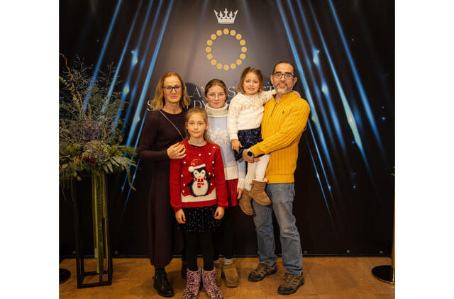 Airida Freitakaitė su vyru ir globotinėmis