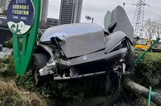 BYD Yangwang U9 nuvažiavo nuo kelio 