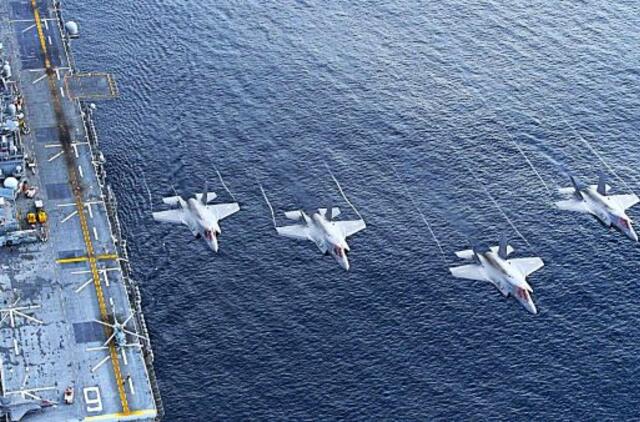 JAV naikintuvai šalia lėktuvnešio