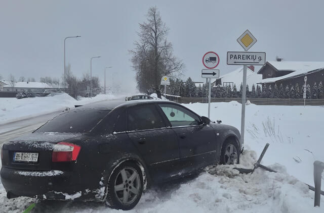 Automobilis susidūrė su atitvaru
