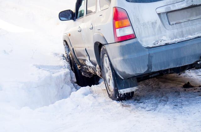 Automobilis, griovys, žiema