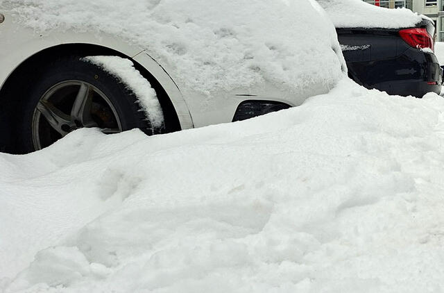 Automobilių stovėjimo vietos, daugiabučių kiemai