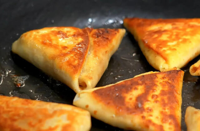 Skaniau už čeburekus: blynų trikampėliai su mėsos įdaru