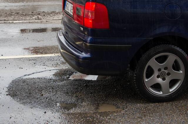 Duobės, automobilis