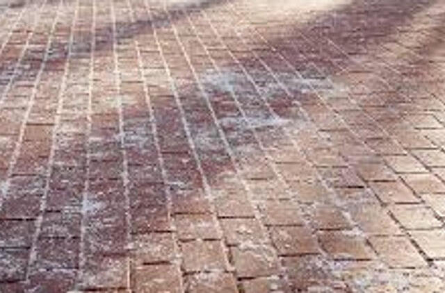 Kuo žiemą pabarstyti grindinio plyteles. 