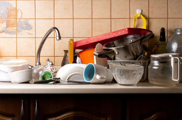 Krūva neplautų indų virtuvėje: sužinokite 9 psichologines priežastis, ką tai sako apie jus
