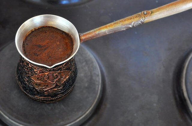 Kaip išvirti skanią kavą turkoje ant viryklės