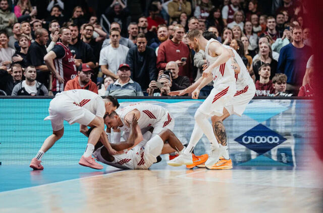 Lenkijos krepšininkai sveikina Jordaną Loydą