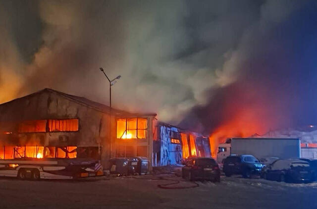 Marijampolėje sudegė 10–15 vilkikų VPGT nuotr.