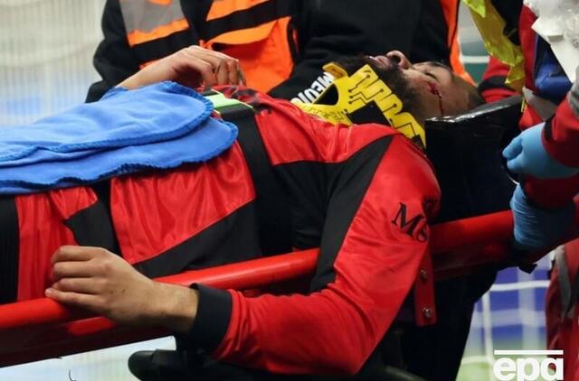 Rubenas Loftus-Cheekas, po kraupaus susidūrimo aikštę paliko ant neštuvų