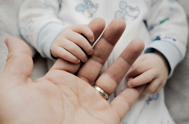 Kūdikio ir tėvo rankos