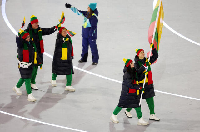 Alison Reed ir Saulius Ambrulevičius nešė vėliavą per žiemos olimpinių žaidynių atidarymą