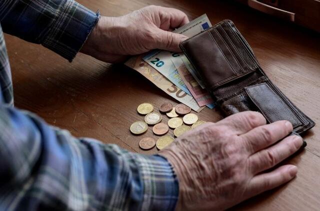 Senjoras skaičiuoja pinigus