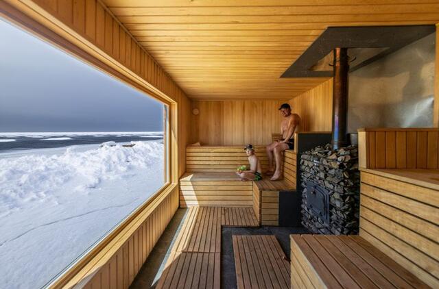 Pirtis prie užšalusios jūros