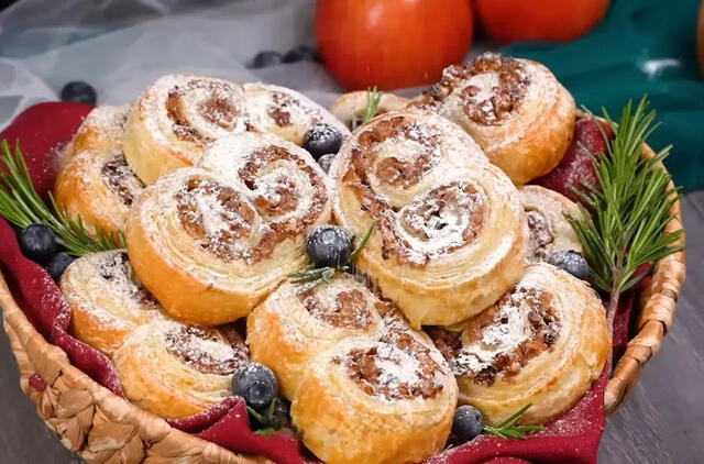 Greiti obuolių suktinukai su riešutais ir razinomis