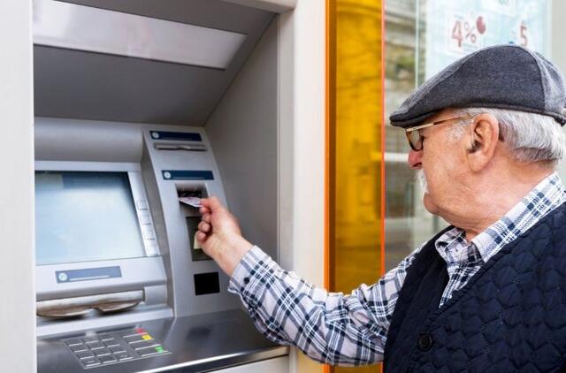 Senjoras prie bankomato