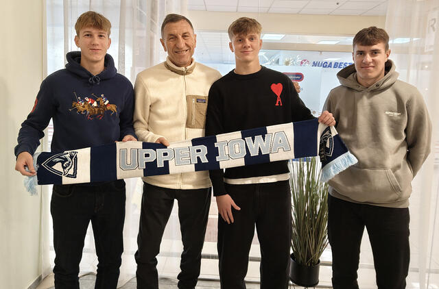 Klaipėdos futbolo mokyklos auklėtiniai Arnas Kurakinas (pirmas iš kairės), Matas Dumalakas (antras iš dešinės) ir Arminas Gečas (pirmas iš dešinės) šią žiemą viešėjo Klaipėdoje ir aplankė futbolo trenerį Rimantą Skersį.