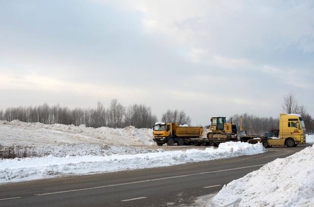 Suvežtas sniego kalnas