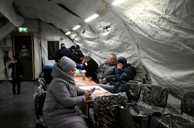 Ukrainiečiai šildosi palapinėje