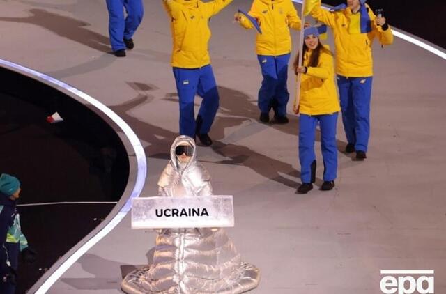 Atidarymo ceremonijoje lentelę su užrašu „Ukraina“ nešė rusė 