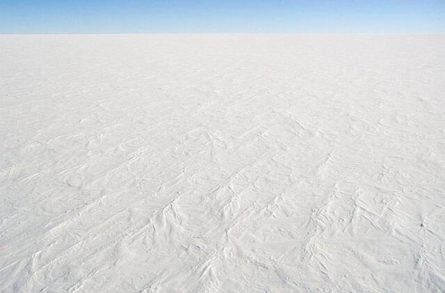 rasti skysto vandens telkiniai stingdančiame -15 laipsnių šaltyje