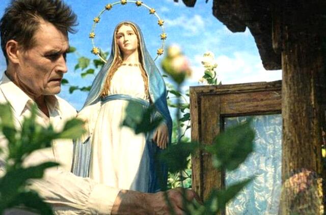 Anicetas Puškorius prie savo kūrinio Marijos Maloningosios skulptūros Voveraičių kaime